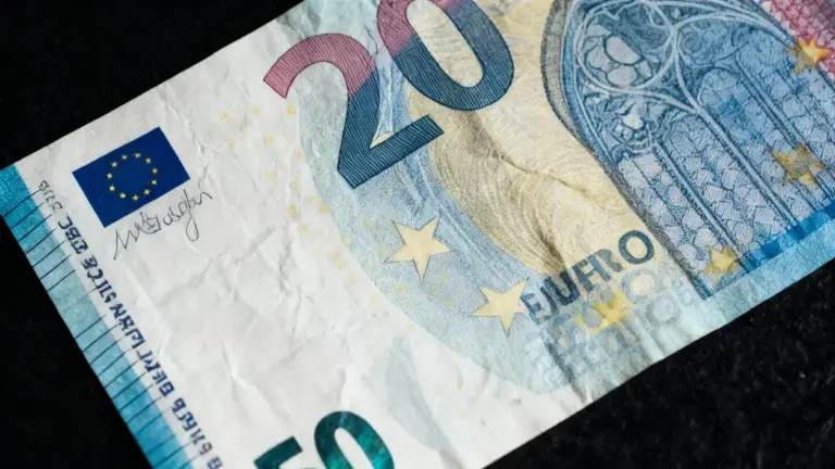 Dettaglio ravvicinato di una banconota da 20 euro su sfondo scuro