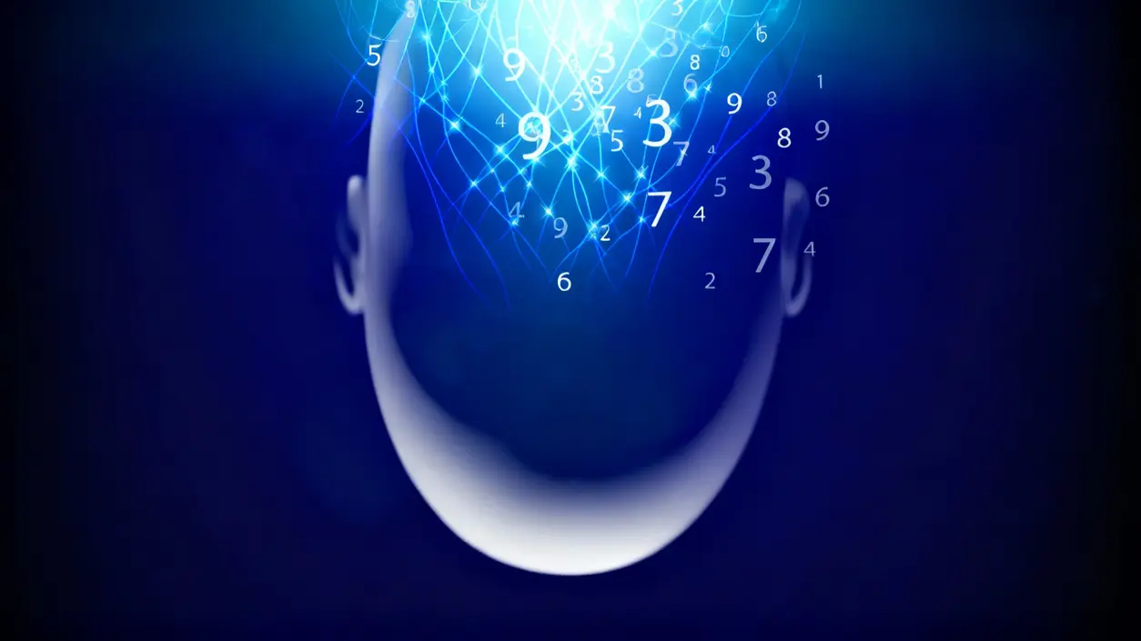 Sagoma stilizzata di una testa con numeri e connessioni luminose che fluttuano sopra