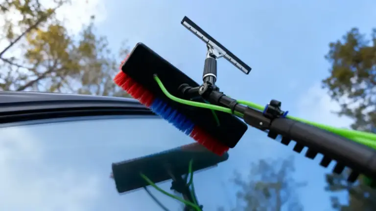 Asta telescopica con spazzola utilizzata per pulire un vetro esterno non apribile