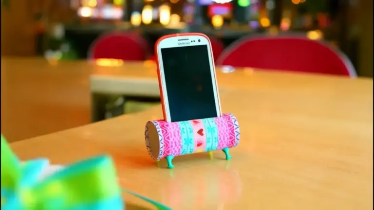 Supporto per smartphone realizzato con un rotolo di carta igienica decorato