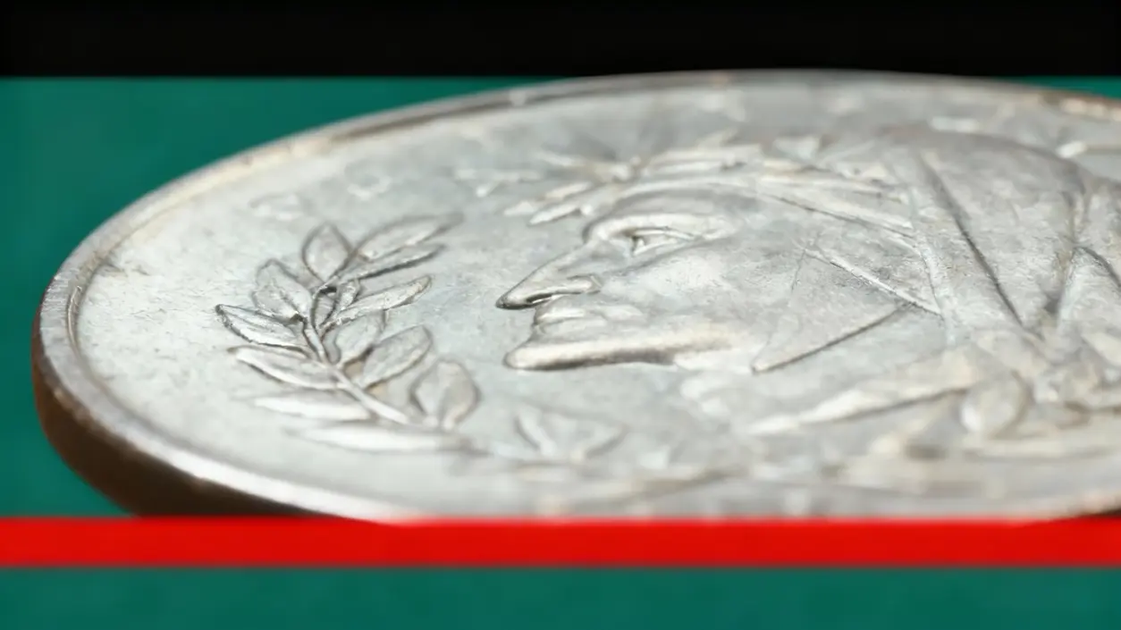 Dettaglio di una vecchia moneta italiana da 500 lire con profilo in rilievo