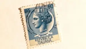 Francobollo italiano vintage degli anni '80 con profilo femminile su sfondo azzurro