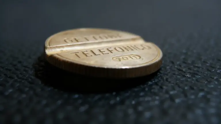 Gettone telefonico degli anni '70 su superficie scura