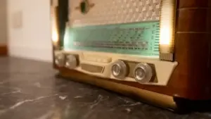 Dettaglio di una vecchia radio a valvole degli anni '50 su un piano in marmo